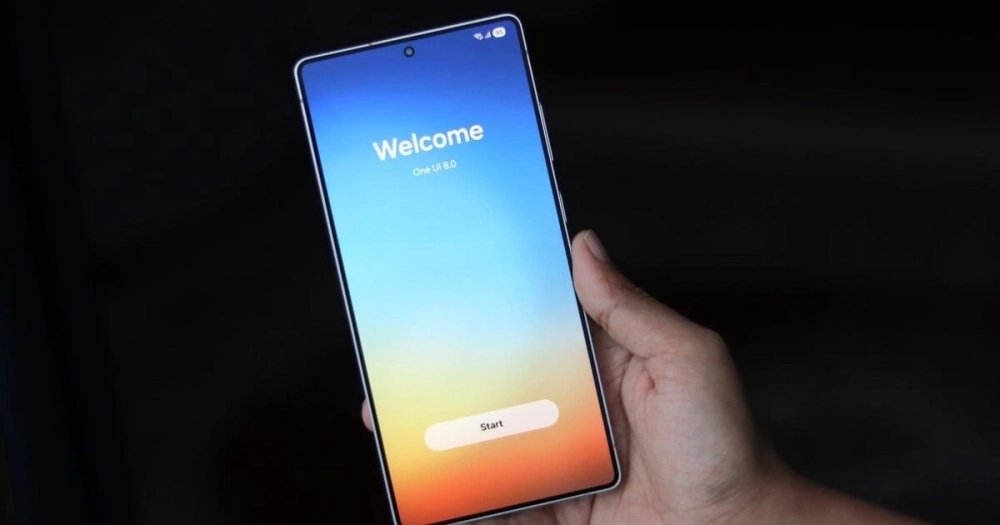 Samsung Galaxy S25 với giao diện One UI 8 rực rỡ trên màn hình AMOLED.